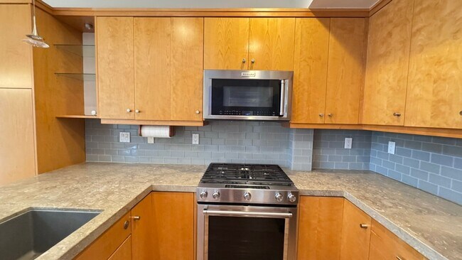 Building Photo - Stunning Townhome in the heart of Encinitas