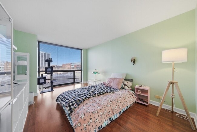 Building Photo - 4343 N Clarendon Ave