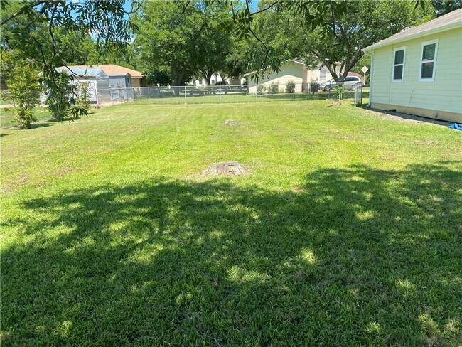 Building Photo - 102 E Live Oak St