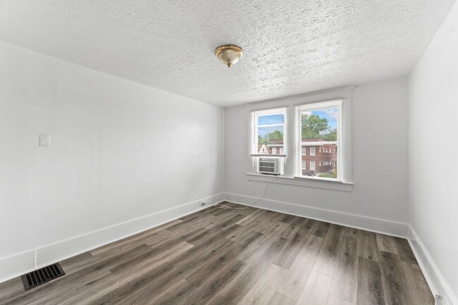 Building Photo - Welcome home to this Westend Beauty!