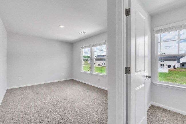 Building Photo - PRICE DROP! Spacious Westbriar Woods Home ...
