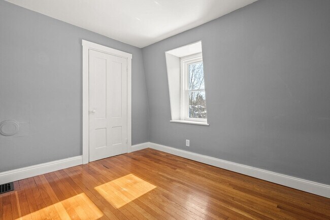 Building Photo - 1104 Pleasant St