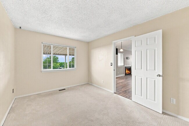 Building Photo - $2,145.95 - 3-bed, 2-bath located in Colorado Springs with a Washer and Dryer.