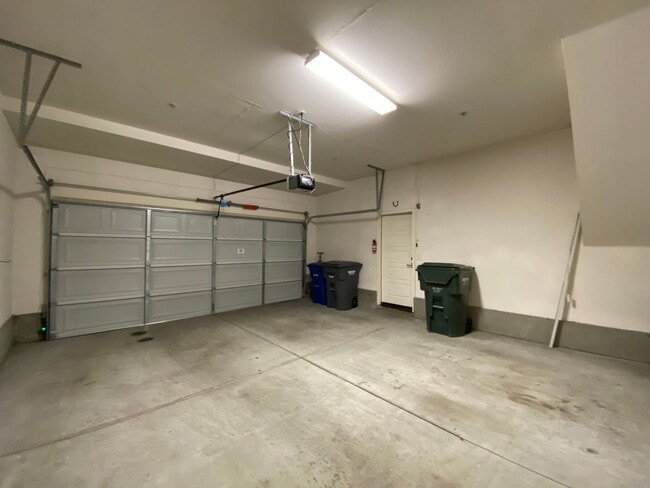 Building Photo - 3bedroom 3 bath home in the Solaire Commun...