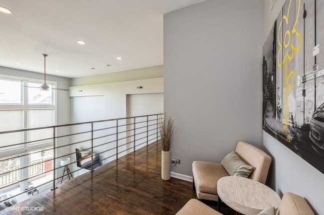 Building Photo - 907 N Hermitage Ave