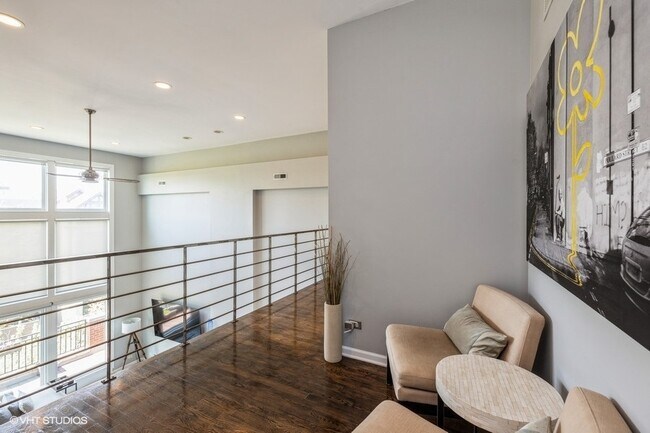 Building Photo - 927 N Hermitage Ave