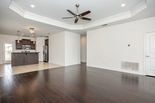 Building Photo - Charming Home Move-in Ready!