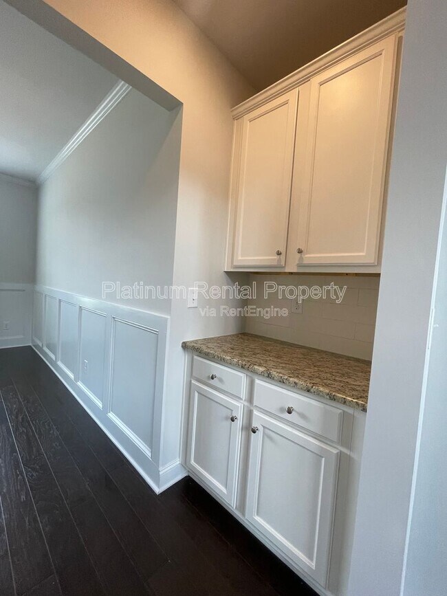 Building Photo - 1825 Dahlia Dr