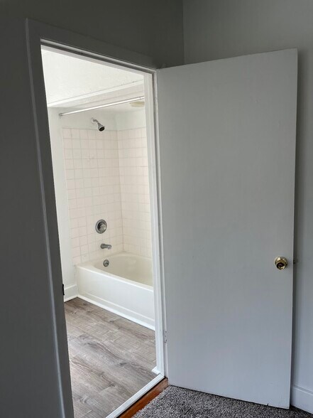 Building Photo - 370 S Negley Ave