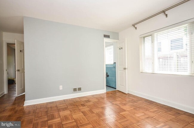 Building Photo - 3313 W Coquelin Terrace