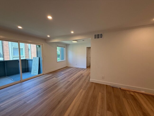 Building Photo - ** $750 OFF MOVE-IN ** Newly Updated Condo...