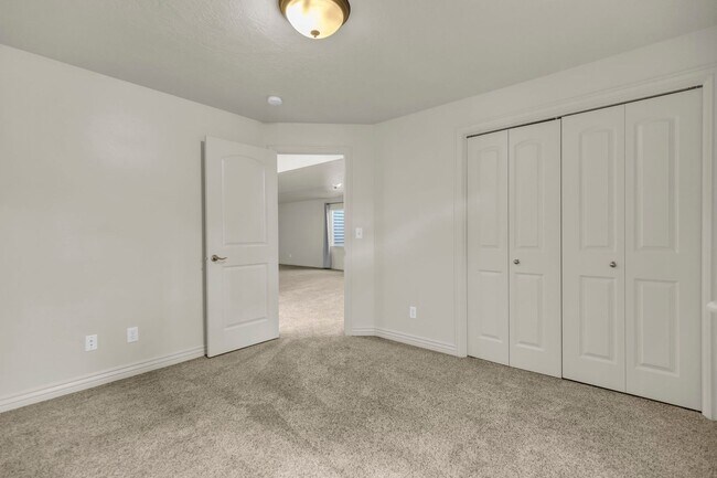 Building Photo - Charming Midway Home - Available Now!