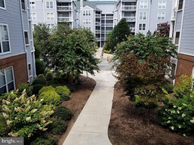 Building Photo - 3178 Summit Square Dr