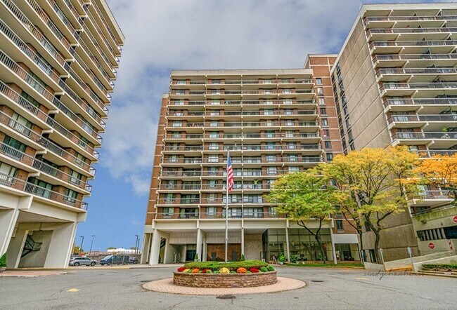 Primary Photo - 150-38 Union Tpke Un