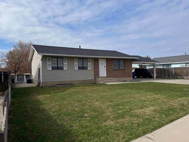 Building Photo - 781 N 950 W St