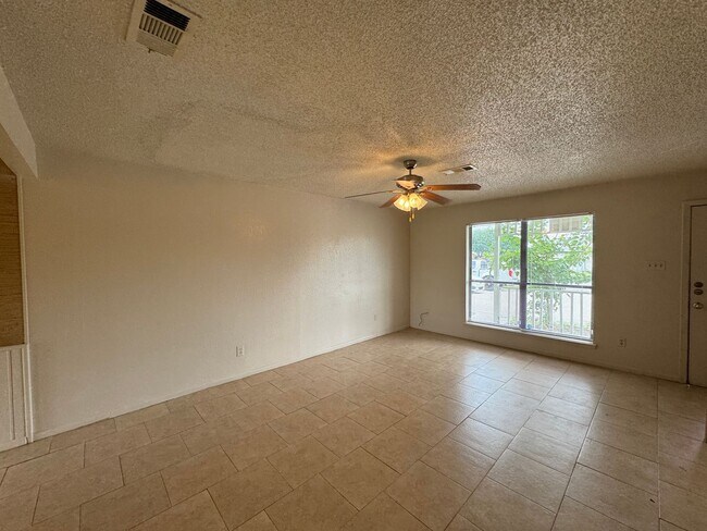 Building Photo - 2515 Bermuda Dr