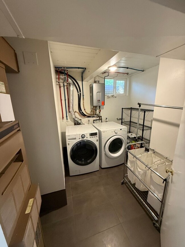 Building Photo - Entertainer’s Dream in NE Portland – Fully...