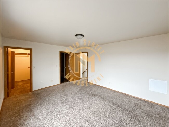 Building Photo - Executive Duplex 3 Bed 2.5 Bath 2.5 Stall Garage