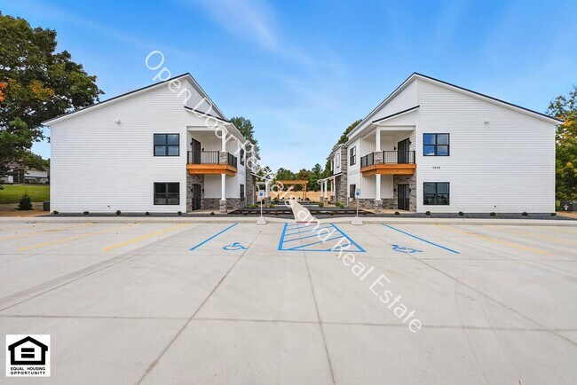 Building Photo - 1030 S Wayne St