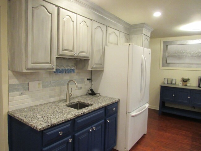 Building Photo - Gorgeous 3 Bedroom Lowell Townhouse For Rent!