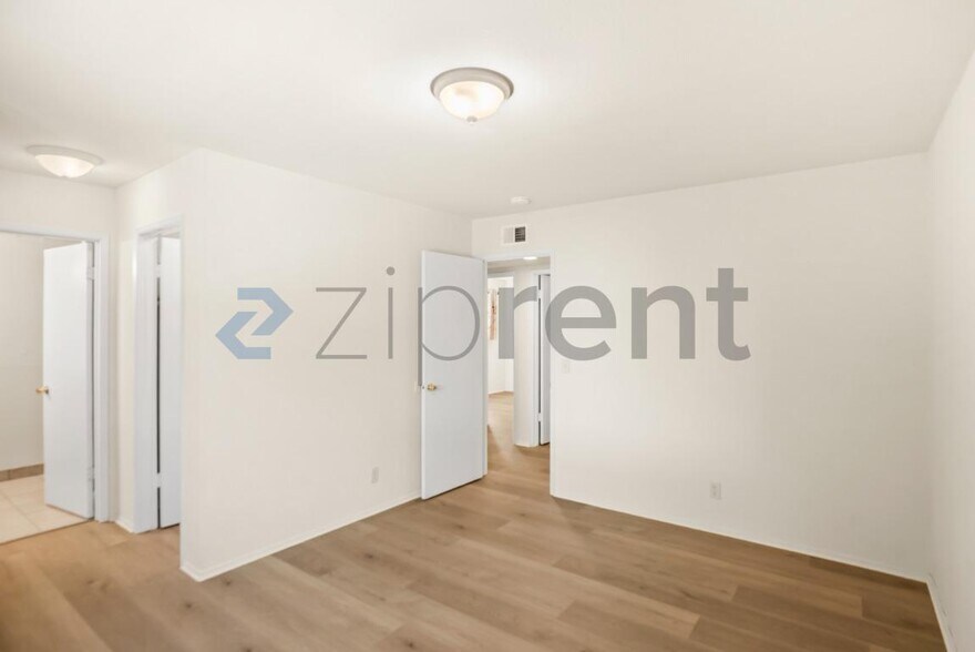 Building Photo - Unit