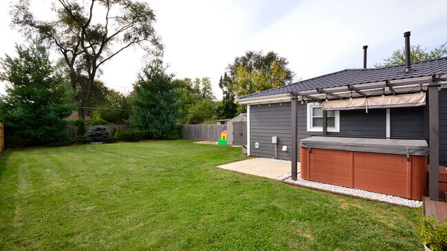 Building Photo - 407 Mors Ave