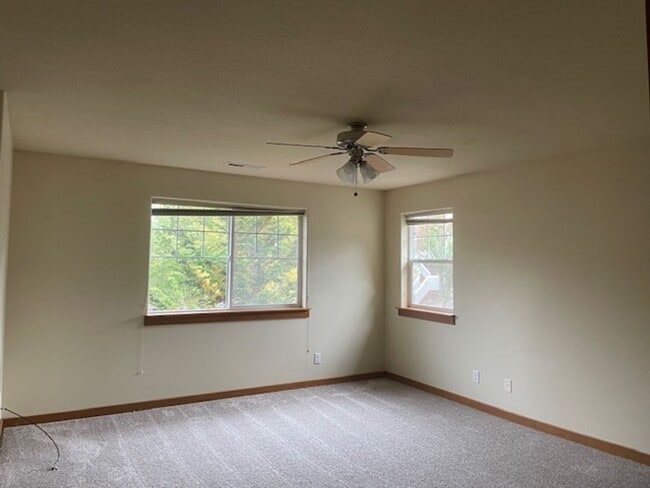 Building Photo - Lovely Corner Lot with Open Floor Plan, High Ceilings, Gourmet Kitchen.