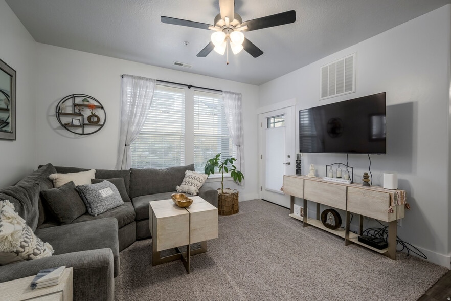 Building Photo - 1838 W Eaglewood Dr