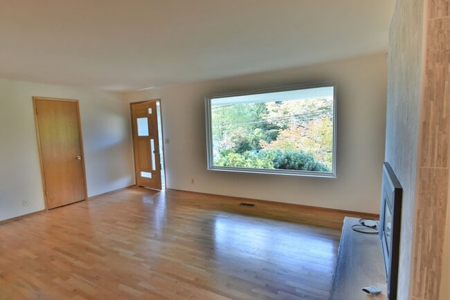 Building Photo - 5Bd/1.75Ba Mountlake Terrace House