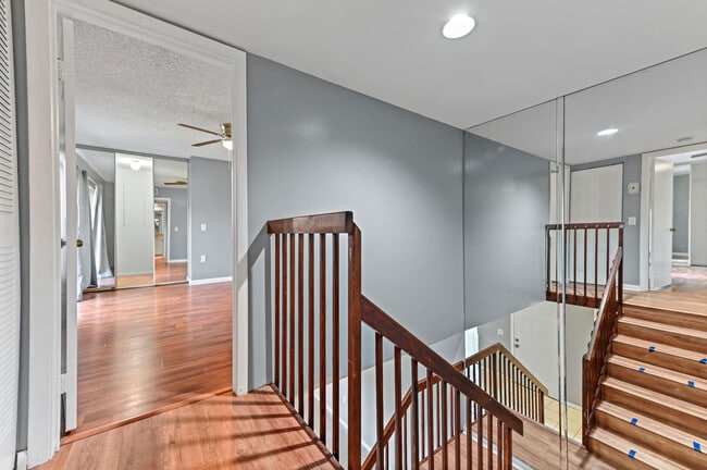 Building Photo - 619 6th Way