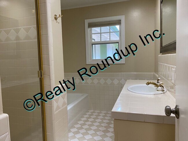 Building Photo - Beautiful Lincoln Village Home