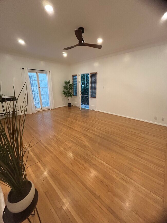 Building Photo - 850 S Kenmore Ave