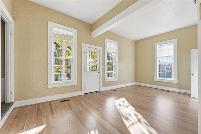 Building Photo - Charming Updated Home in SE Portland!