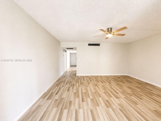 Building Photo - 20200 W Country Club Dr