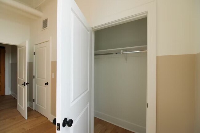 Building Photo - 30 W Broad St