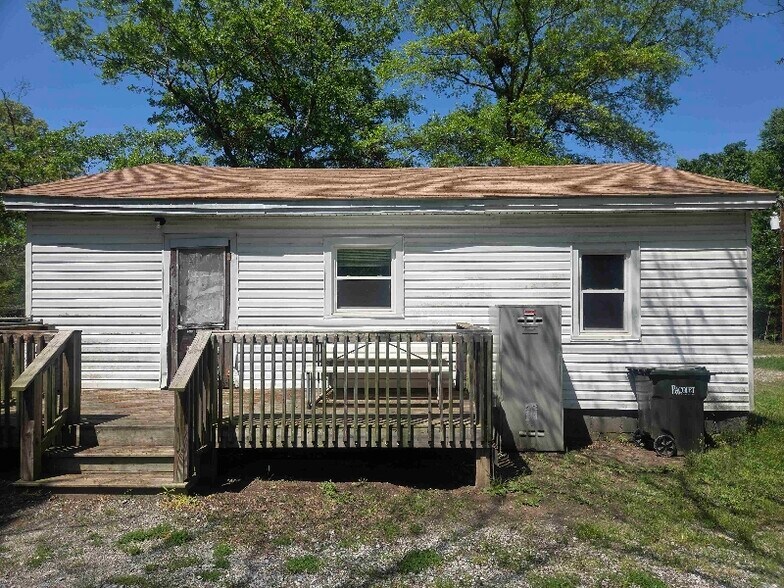Building Photo - 831 Dogwood Cir