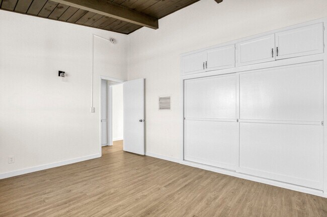 Building Photo - 7521 S Crenshaw Blvd
