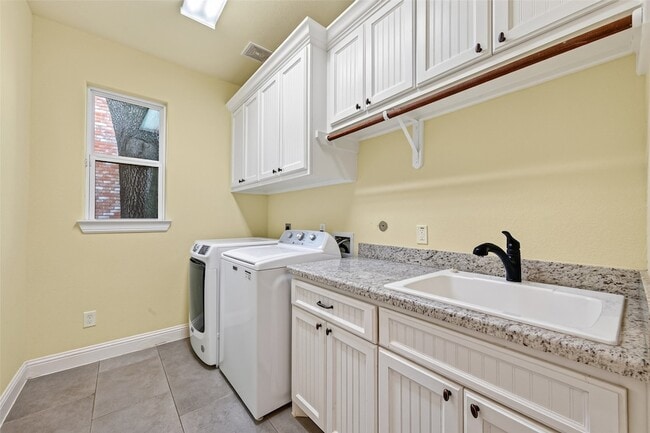 Building Photo - 4727 Lake Village Dr