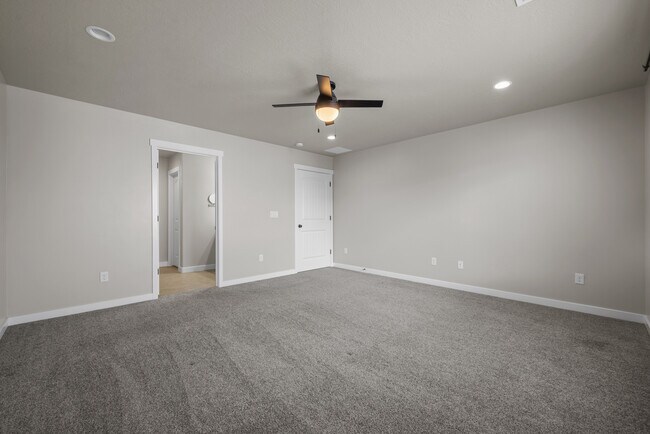 Building Photo - 554 S Church Dr