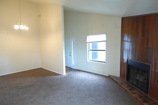 Building Photo - Great 4 Bedroom Now Available