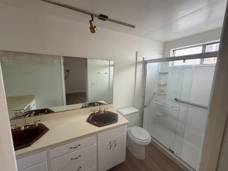 Building Photo - 433 S Palm Dr