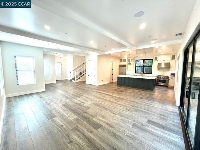 Building Photo - 6 Linda Vista