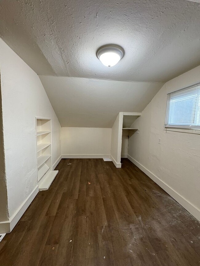 Building Photo - Spacious 4 Bedroom, 1 Bathroom Single Family Home