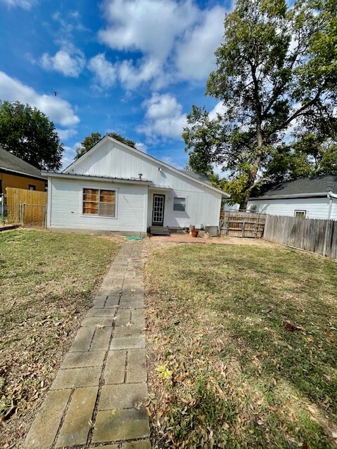 Building Photo - 1914 Ross Ave