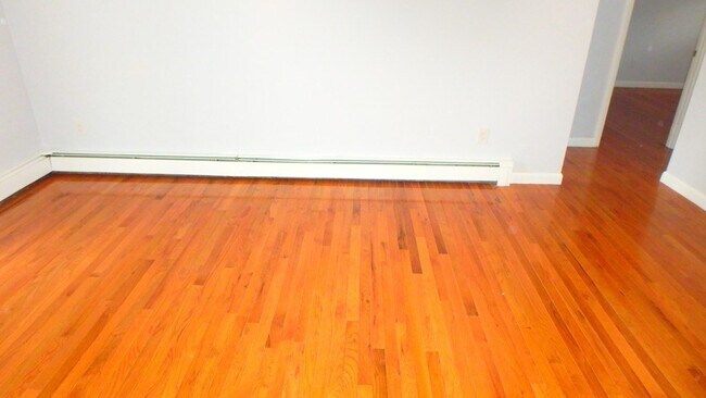 Building Photo - 11 Woodcrest Ct