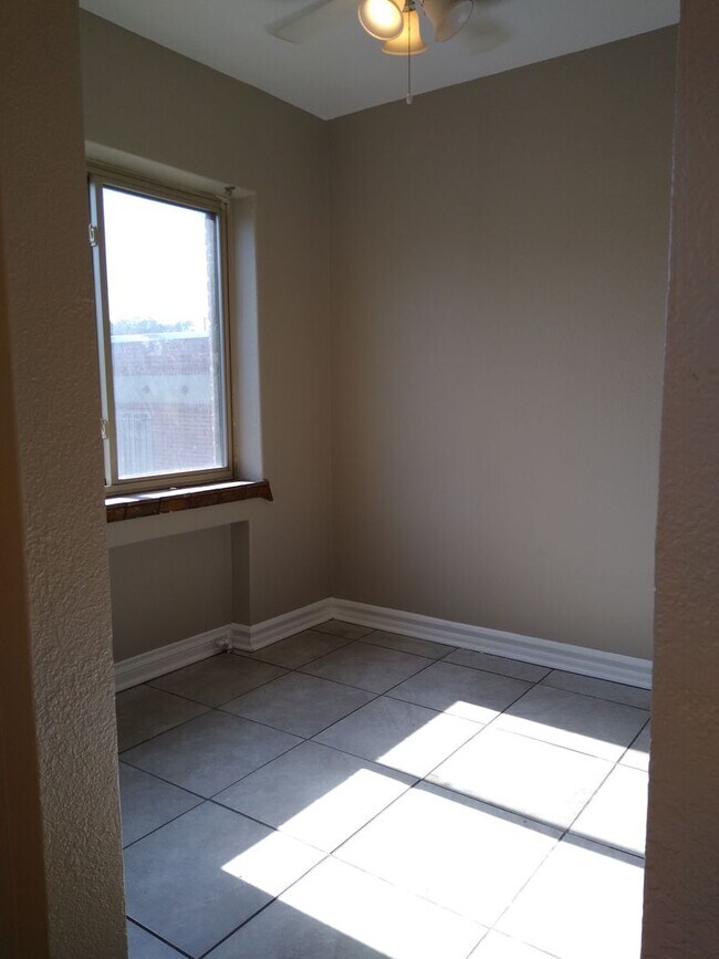 Building Photo - Charming Large 1 Bedroom in the Heart of the City