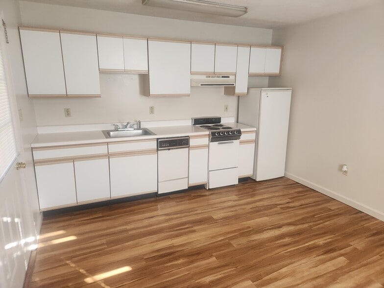 Kitchen - 761 Fairmont Rd