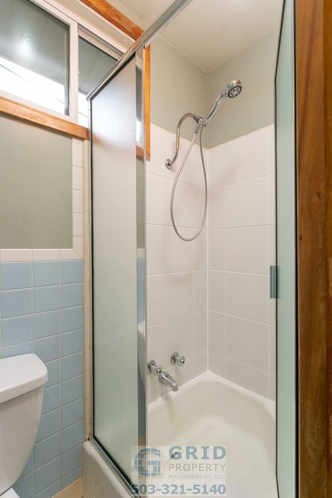 Building Photo - Charming 2 Bedroom Available in Popular N Kenton Neighborhood!