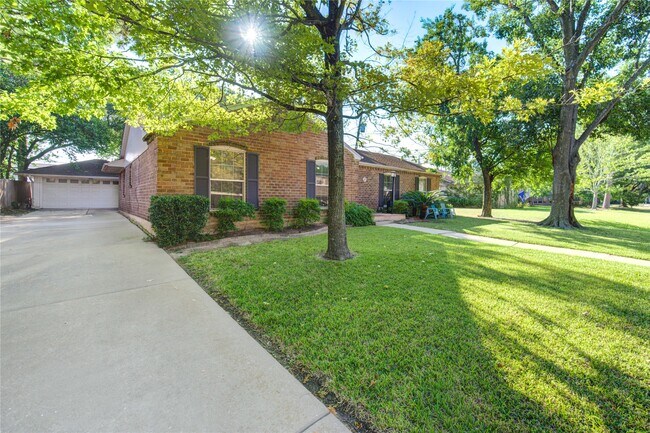 Building Photo - 1107 Blue Willow Dr