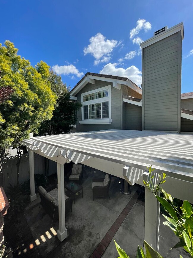 Building Photo - Updated 3BD/2.5BA 2-Story Townhouse in Pri...
